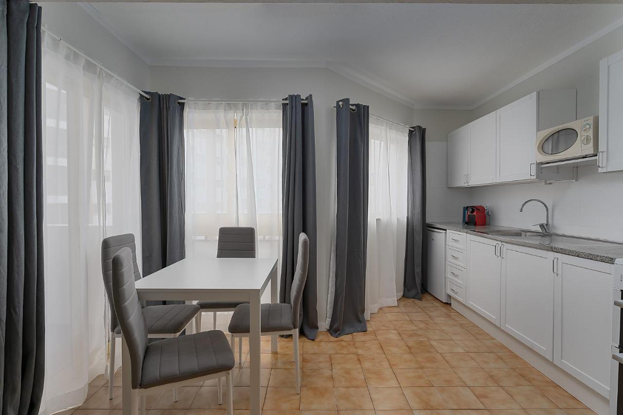 Sunny Flat W/ Balcony & Pool By Lovelystay Portimao Bagian luar foto