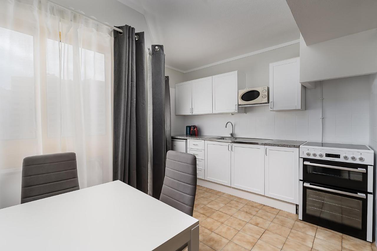 Sunny Flat W/ Balcony & Pool By Lovelystay Portimao Bagian luar foto
